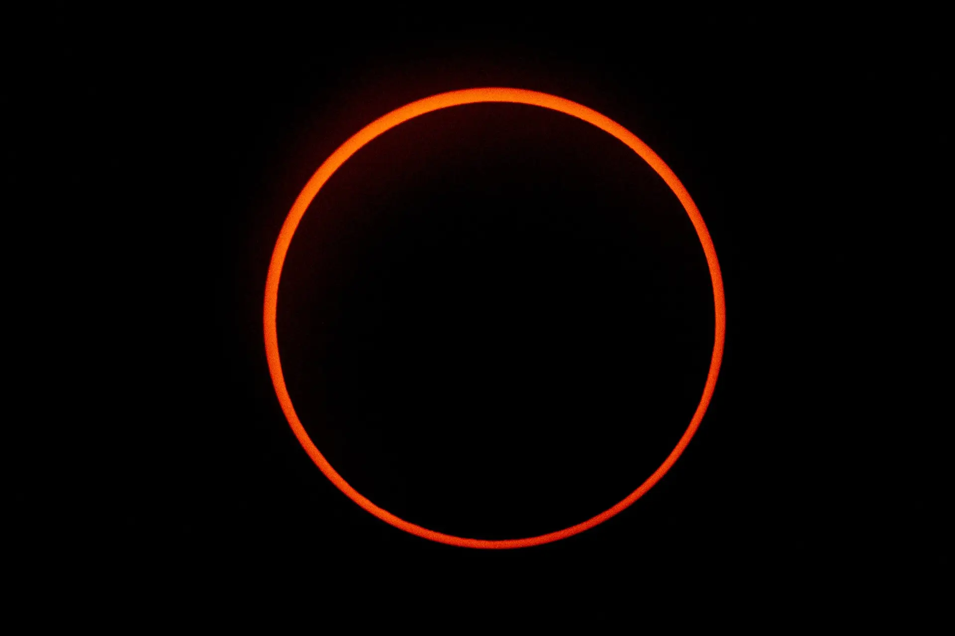 قرص خورشید در جریان یک گرفت حلقوی