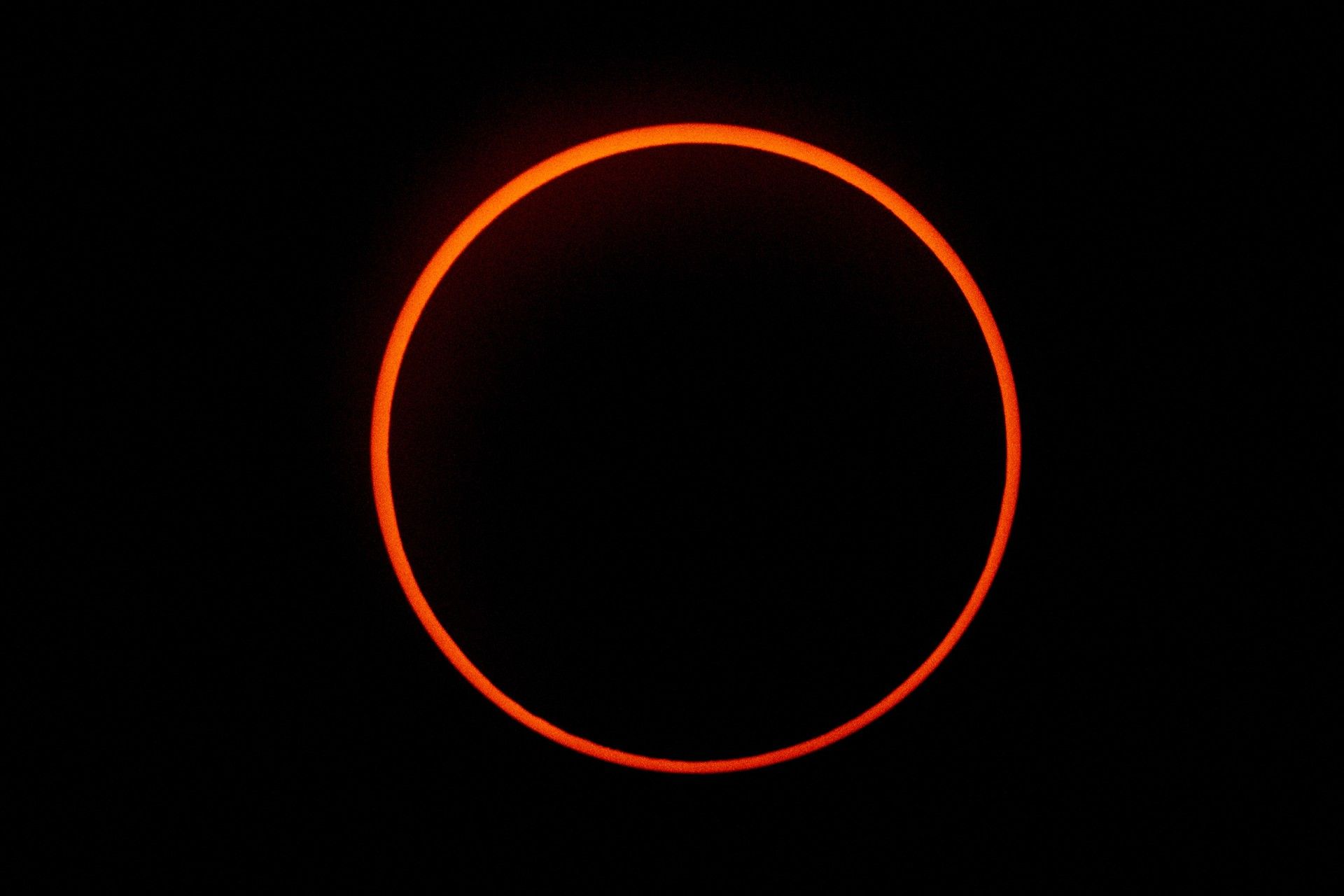 قرص خورشید در جریان یک گرفت حلقوی