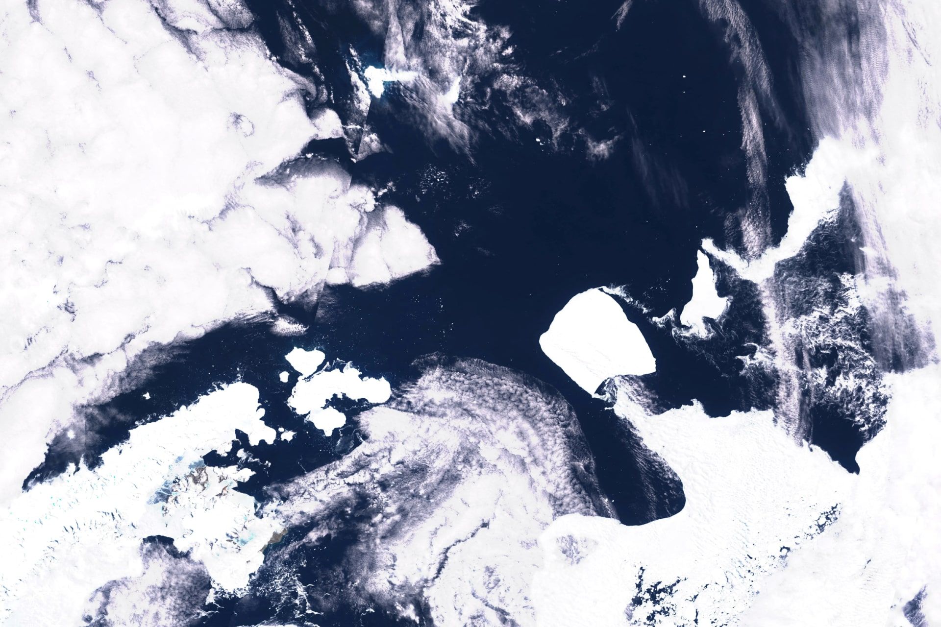 تصویر ماهواره‌ای از بزرگ‌ترین کوه یخ جهان به نام A23a در جنوبگان