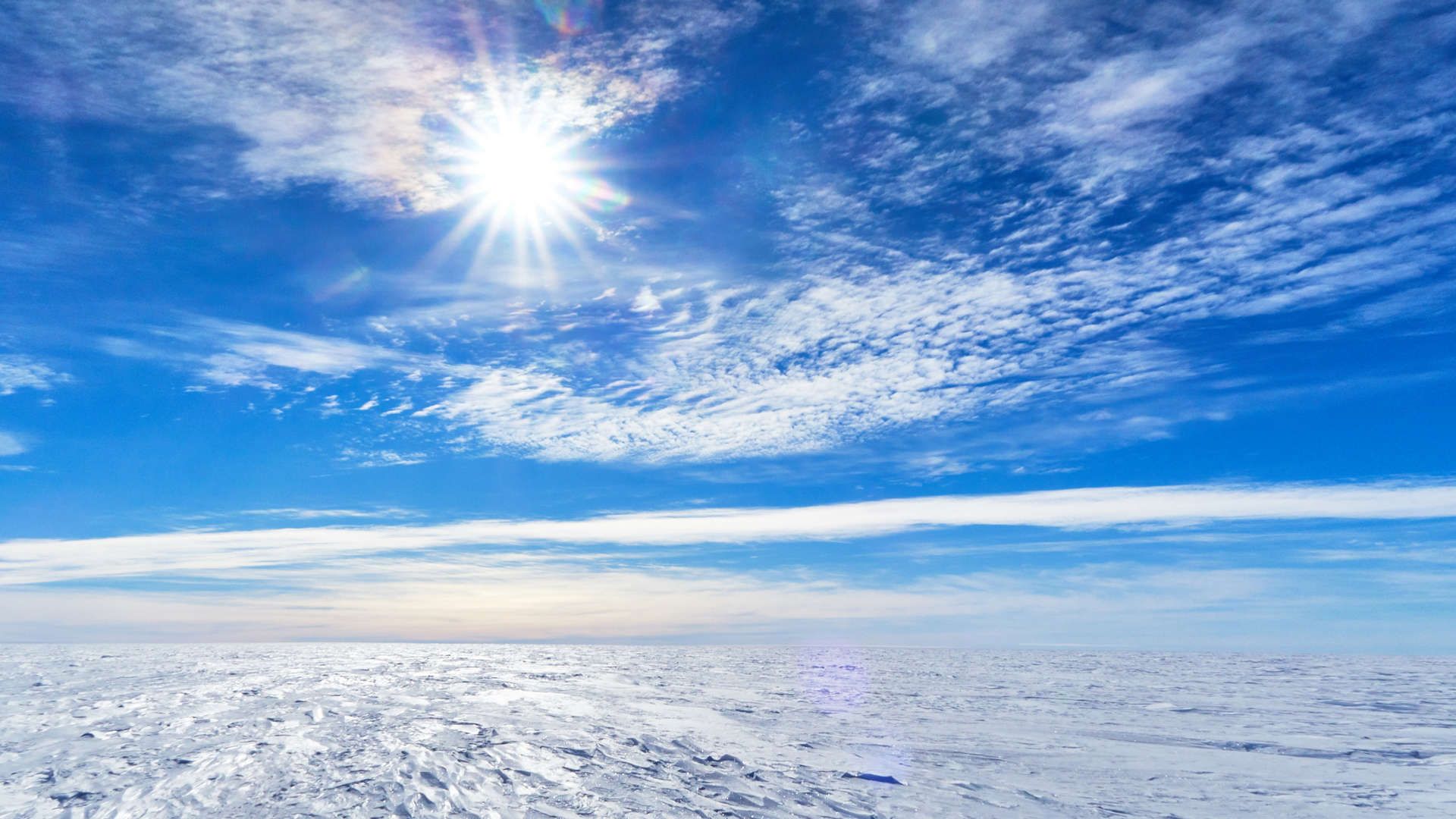 نمایی از برف و آسمان آبی و ابری روز در جنوبگان