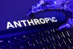 لوگوی آنتروپیک (Anthropic) روی صفحه نمایش در کنار دست رباتیک