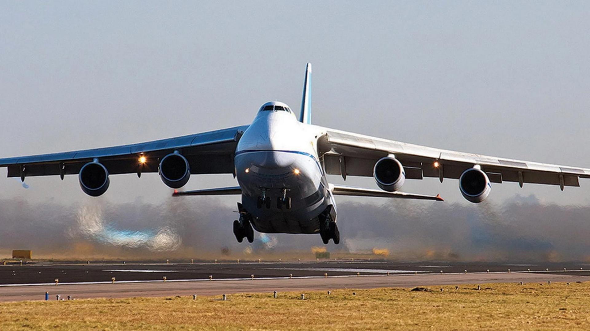هواپیمای آنتونوف ای‌ان-۱۲۴ Antonov AN-124 Ruslan در حا برخاستن از زمین