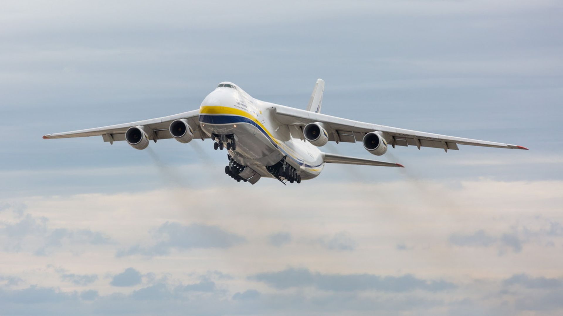هواپیمای آنتونوف ای‌ان-۱۲۴ Antonov AN-124 Ruslan درحال پرواز