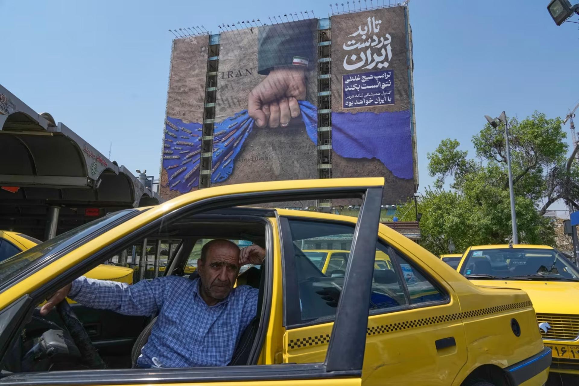 راننده تاکسی با بکراند دیوارنگاره تنگه