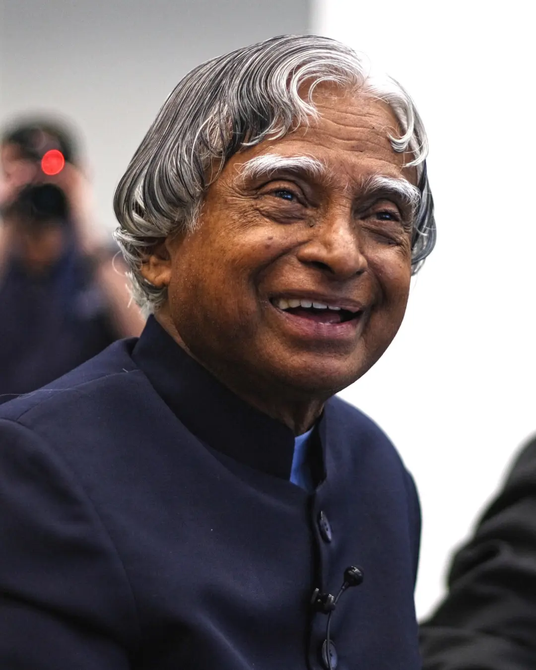 عبدالکلام (A. P. J. Abdul Kalam) دانشمند مشهور موشکی هند در حال لبخند زدن