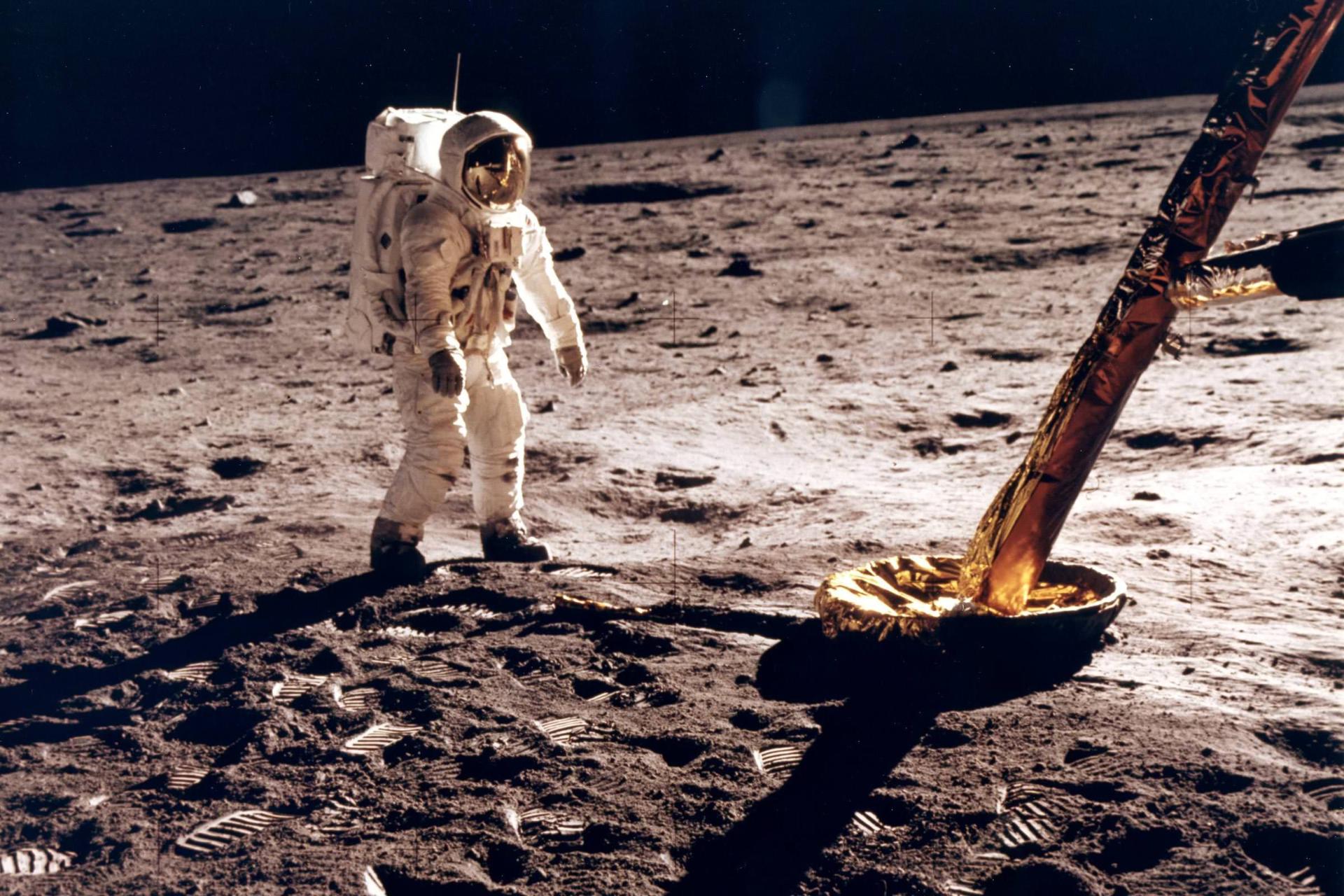 مرجع متخصصين ايران باز آلدرين در كنار پايه فرود ماه‌نشين آپولو ۱۱