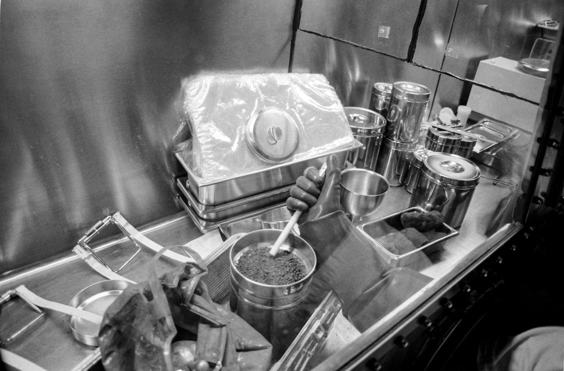 نمونه‌های بازگشتی درجریان آپولو ۱۱ در محفظه آزمایشگاه