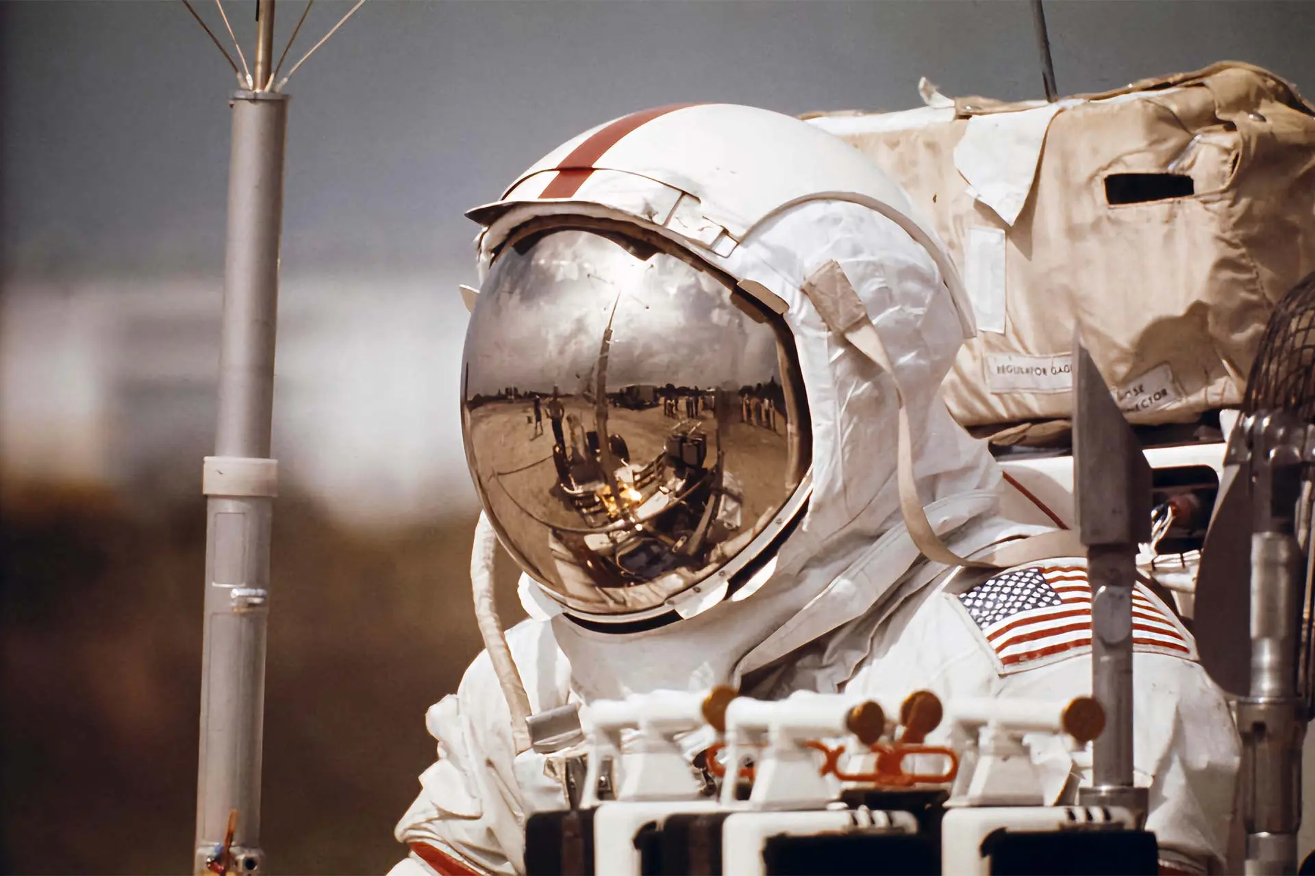 نمای نزدیک از فضانورد آپولو ۱۷ با لباس سفید و کلاه فضانوردی