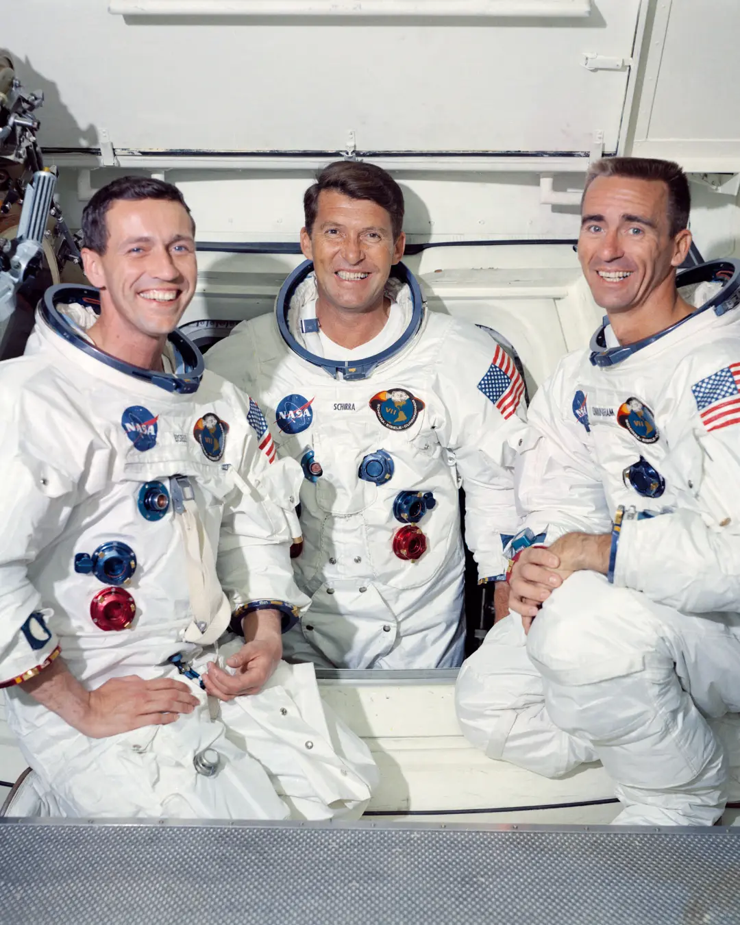 خدمه ماموریت آپولو هفت (Apollo 7) با لباس‌های فضانوردی در اتاق سفید
