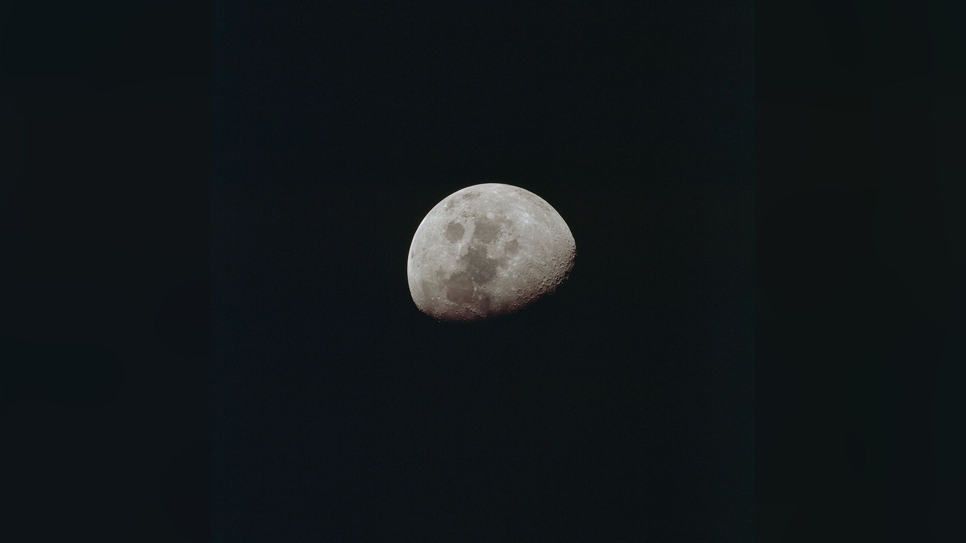 ماه از نگاه آپولو ۱۰