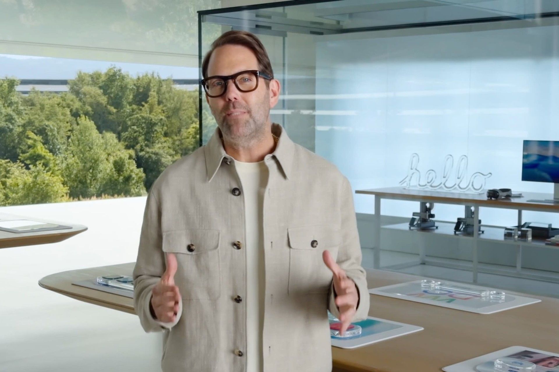 یک فرد میان‌سال در حال معرفی یک محصول در اپل پارک