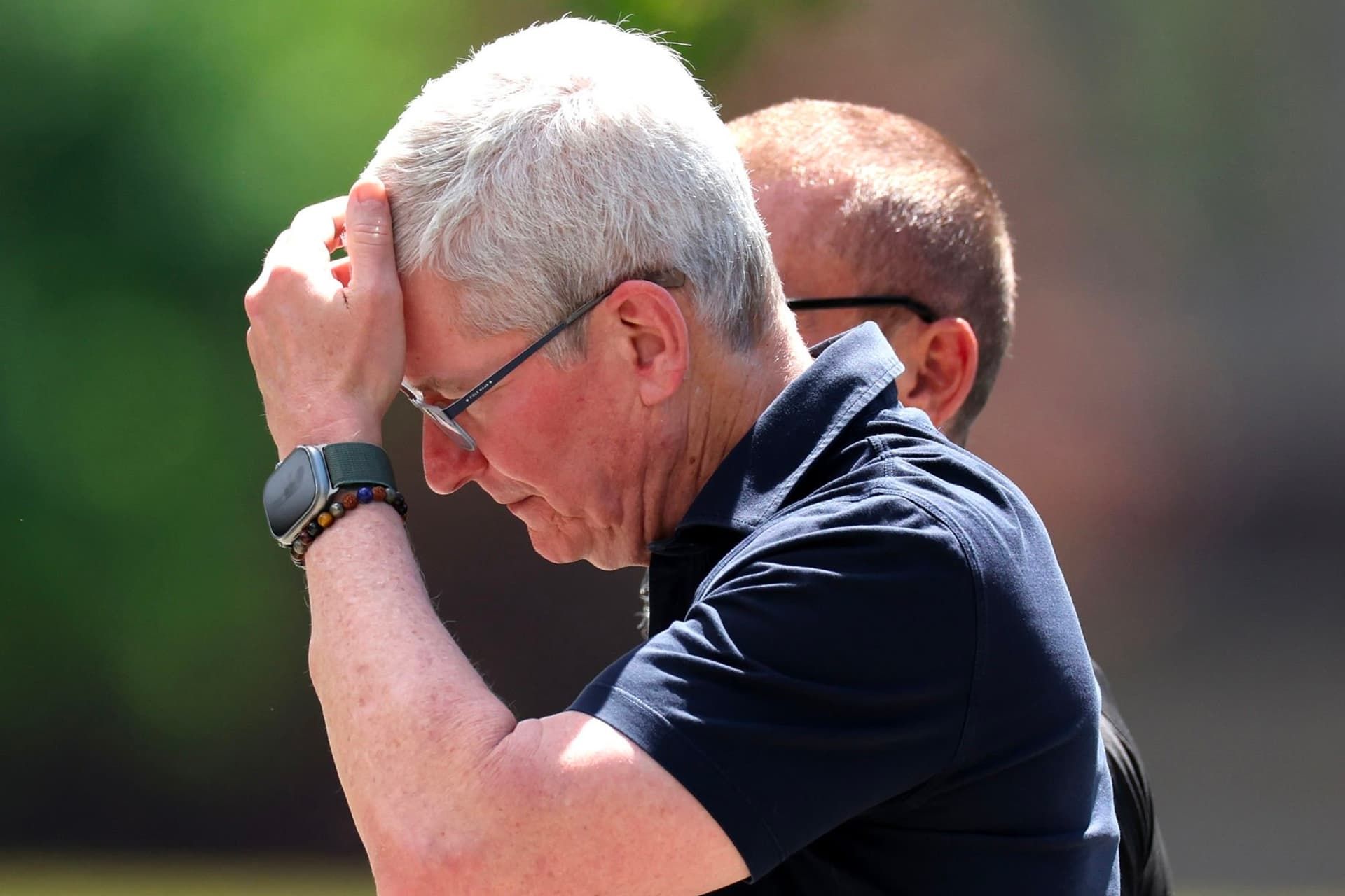 ناراحتی تیم کوک / Tim Cook مدیرعامل اپل روز روشن دست روی سر