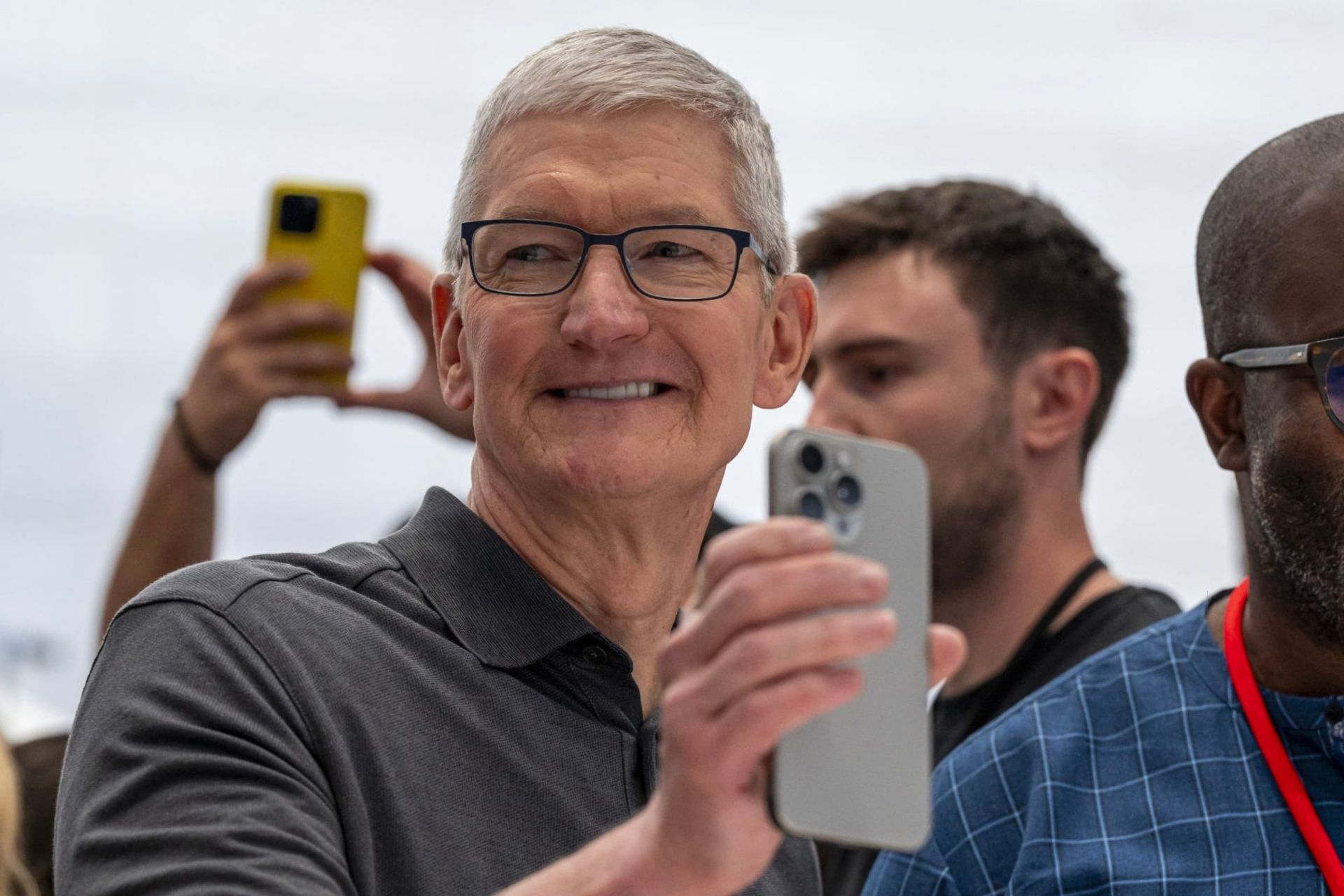 چهره خوشحال تیم کوک / Tim Cook مدیرعامل اپل با آیفون ۱۵ پرو مکس در دست