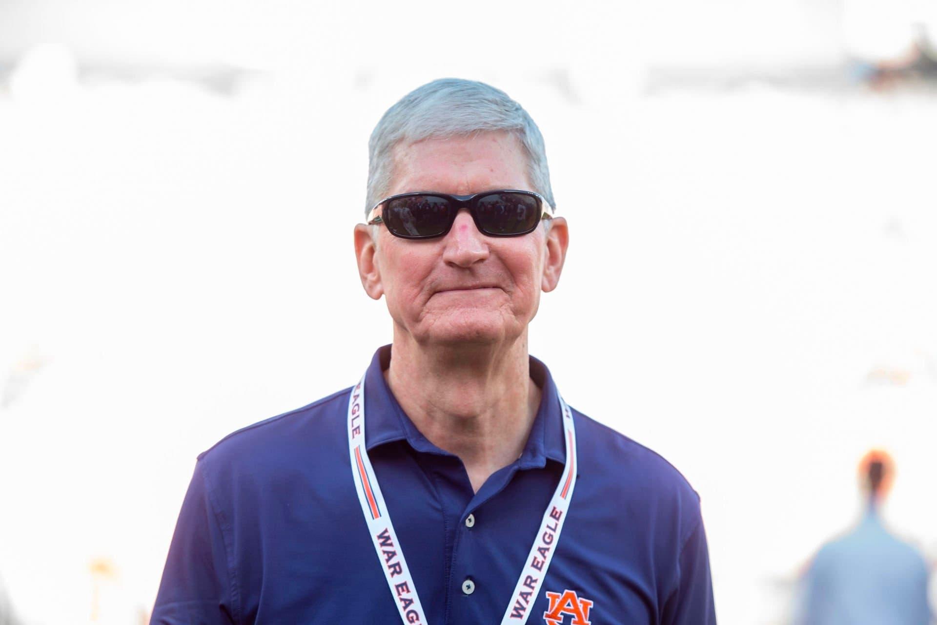 لبخند تیم کوک / Tim Cook مدیرعامل اپل با عینک آفتابی