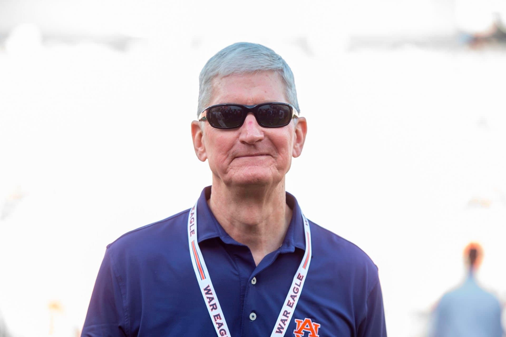 لبخند تیم کوک / Tim Cook مدیرعامل اپل با عینک آفتابی