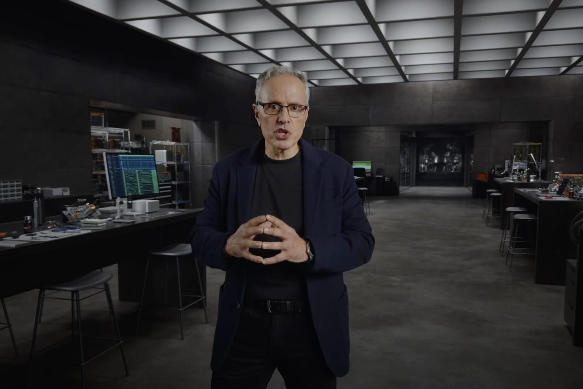 یک مرد در آزمایشگاه تراشه‌های اپل