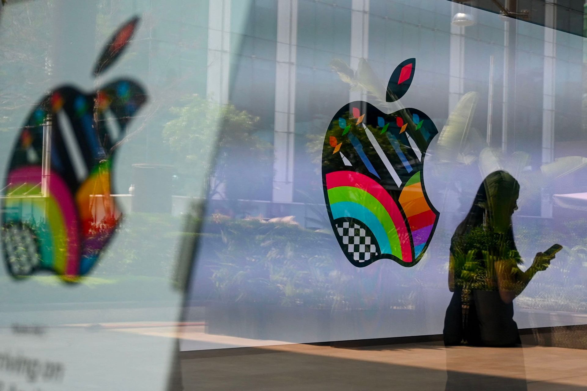 لوگو رنگی اپل Apple روی شیشه فروشگاه