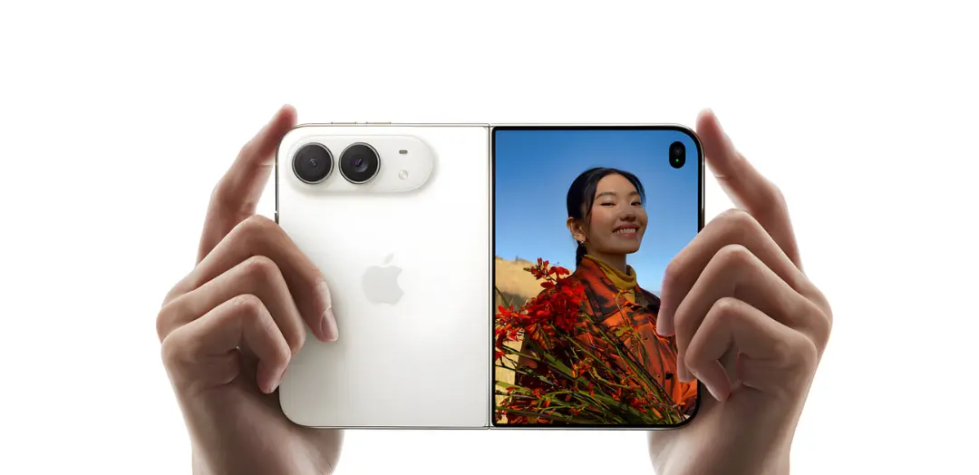 گوشی تاشو اپل (Apple) در دستان دو نفر با نمایش چهره یک زن