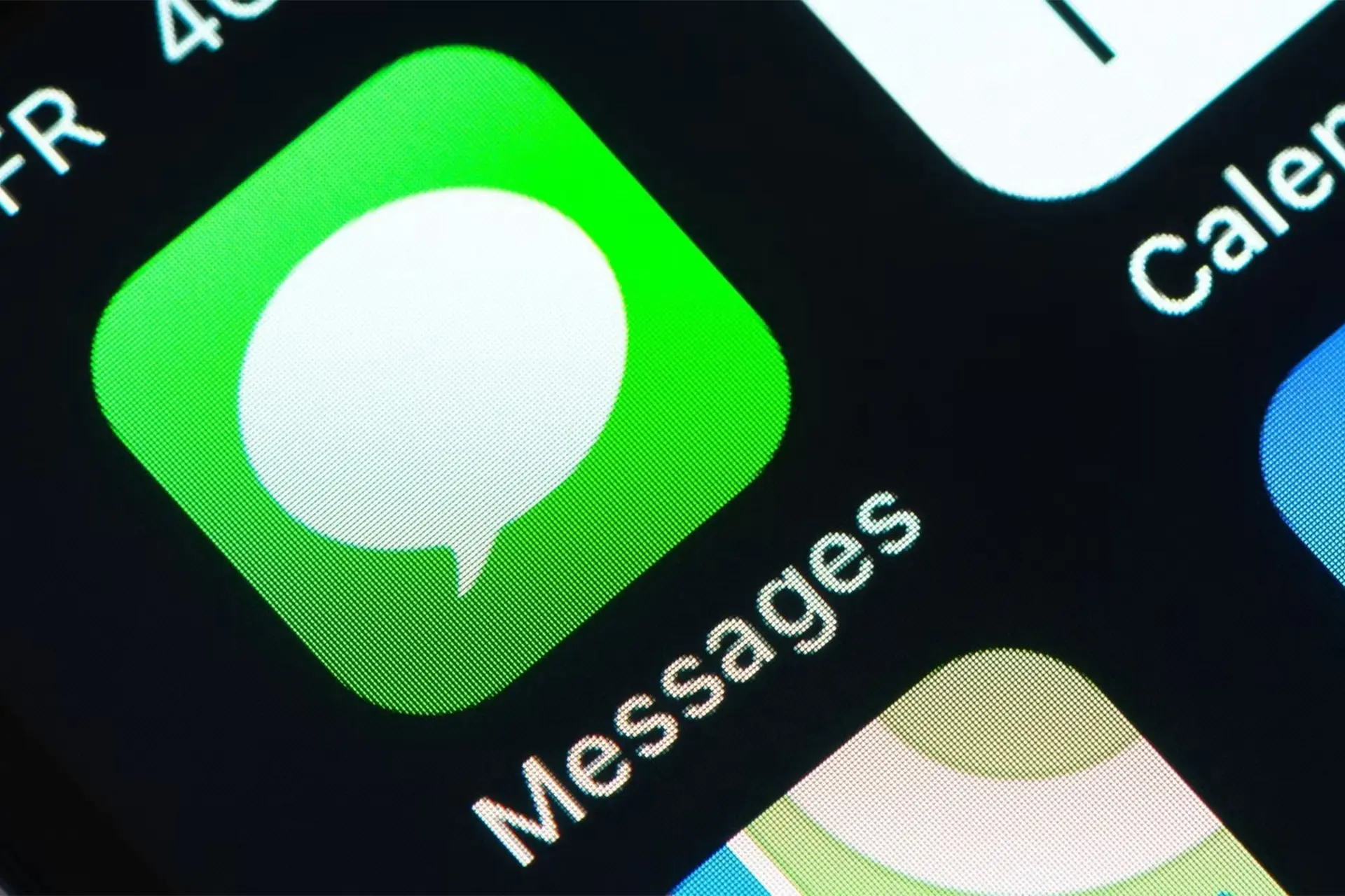 آیکون لوگو آی مسیج اپل / iMessage روی نمایشگر آیفون نمای نزدیک