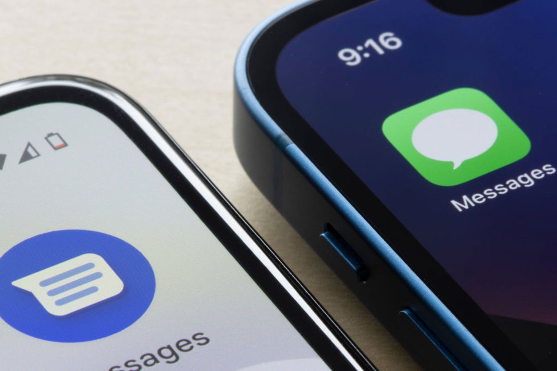 یک گوشی آیفون که آیکون برنامه‌ی Messages اپل را نشان می‌دهد در کنار یک گوشی اندروید که آیکون برنامه‌ی پیام‌رسانی گوگل را نشان می‌دهد 
