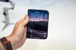 گوشی تاشو آیفون دوئو (iPhone Duo) در دست یک فرد