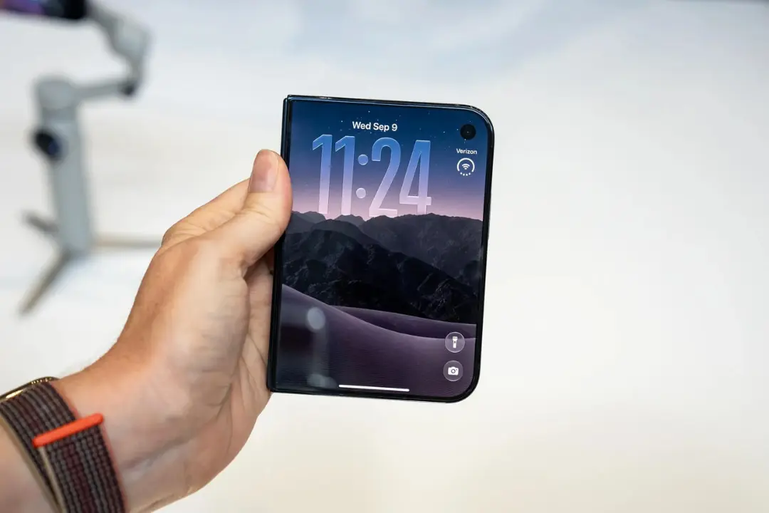 گوشی تاشو آیفون دوئو (iPhone Duo) با نمایشگر خمیده در دست