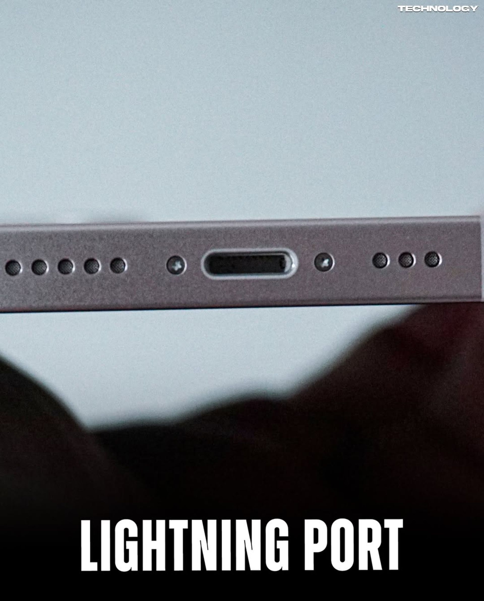 درگاه لایتنینگ گوشی آیفون از نمای نزدیک