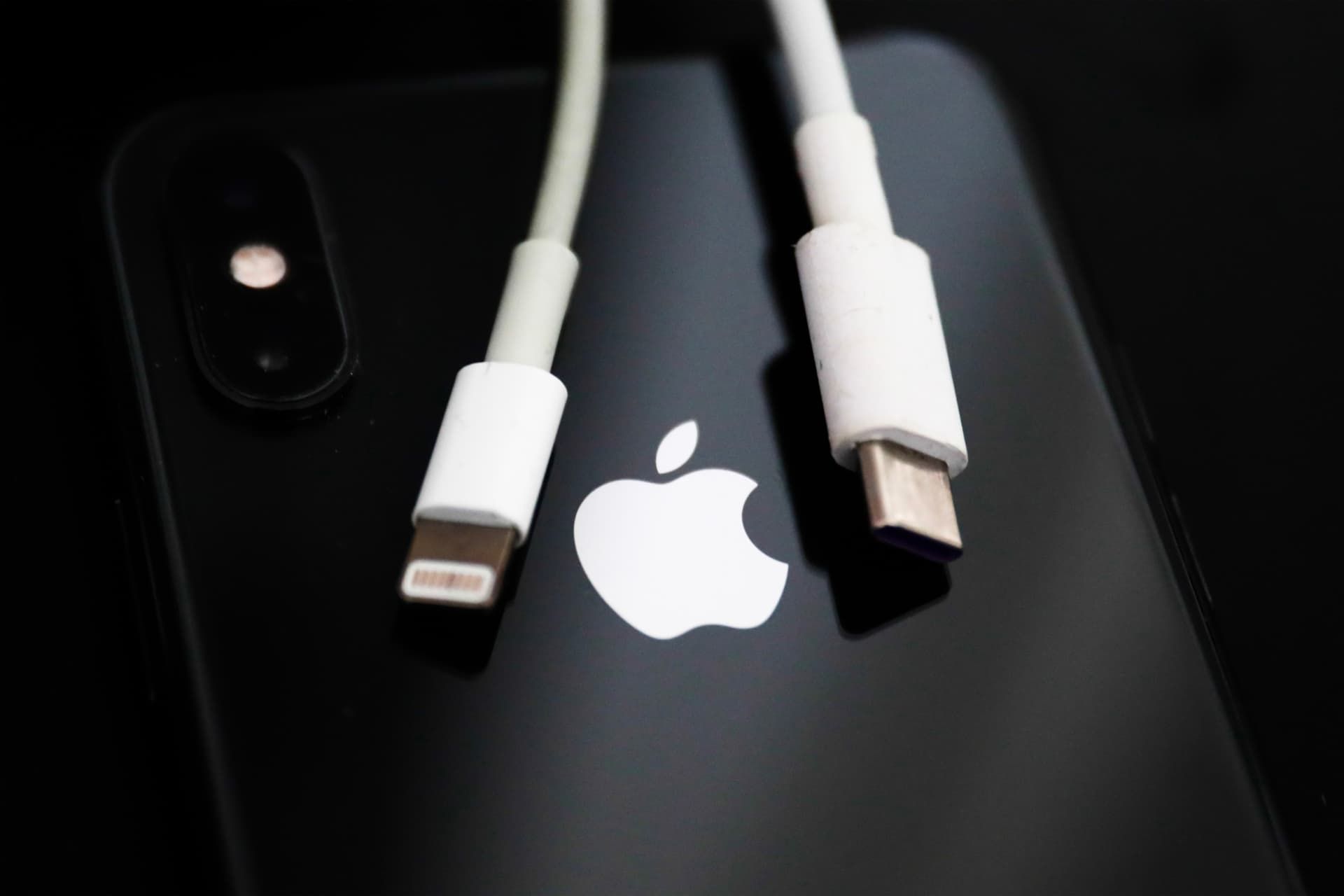 آیفون XS اپل با کابل لایتنینگ و USB-C
