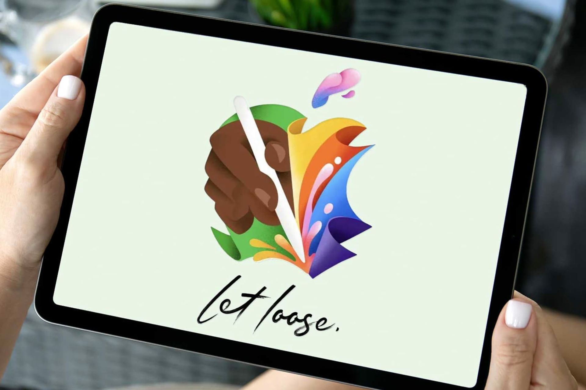 پوستر مراسم Let Loose اپل در آیپد در دست