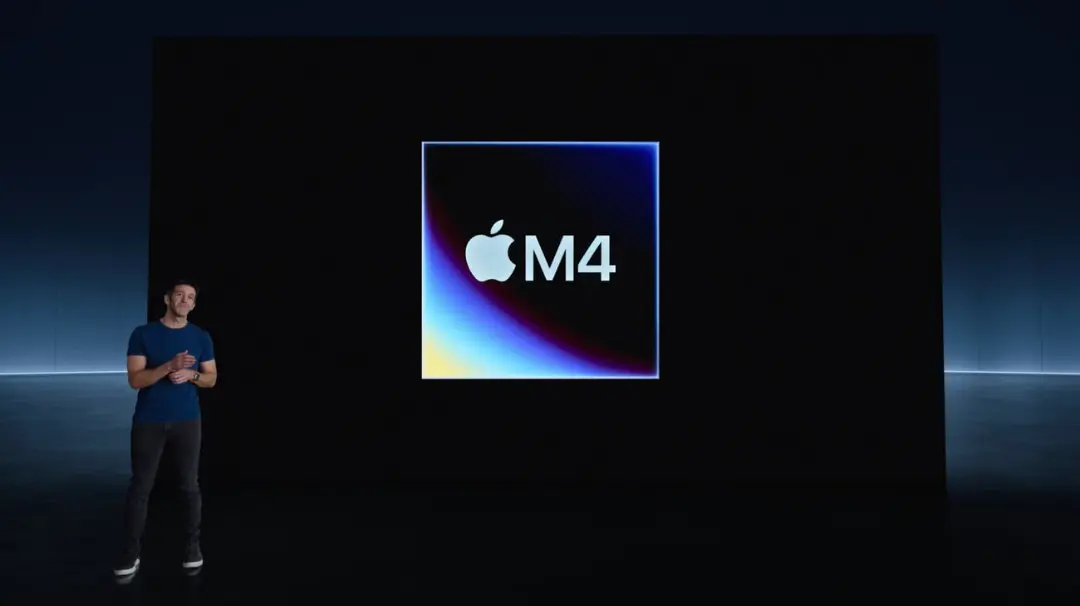 تراشه M4 (M4 Chip) اپل روی نمایشگر بزرگ در کنار جان ترنوس (John Ternus)