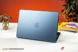 لپ‌تاپ مک‌بوک نئو (MacBook Neo) با بدنه آبی متالیک روی میز