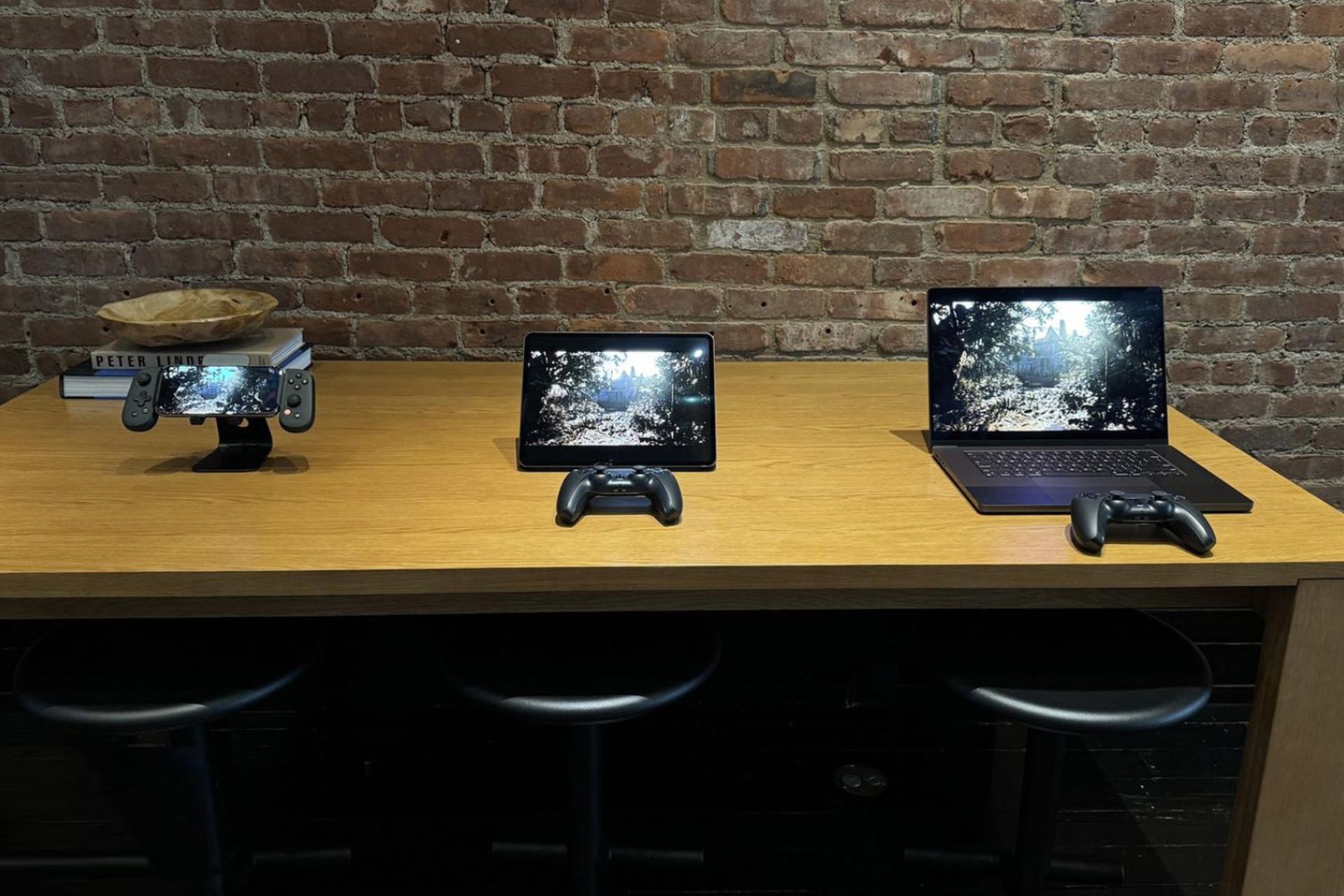 مک بوک ، آیپد و آیفون درحال اجرای بازی روی میز