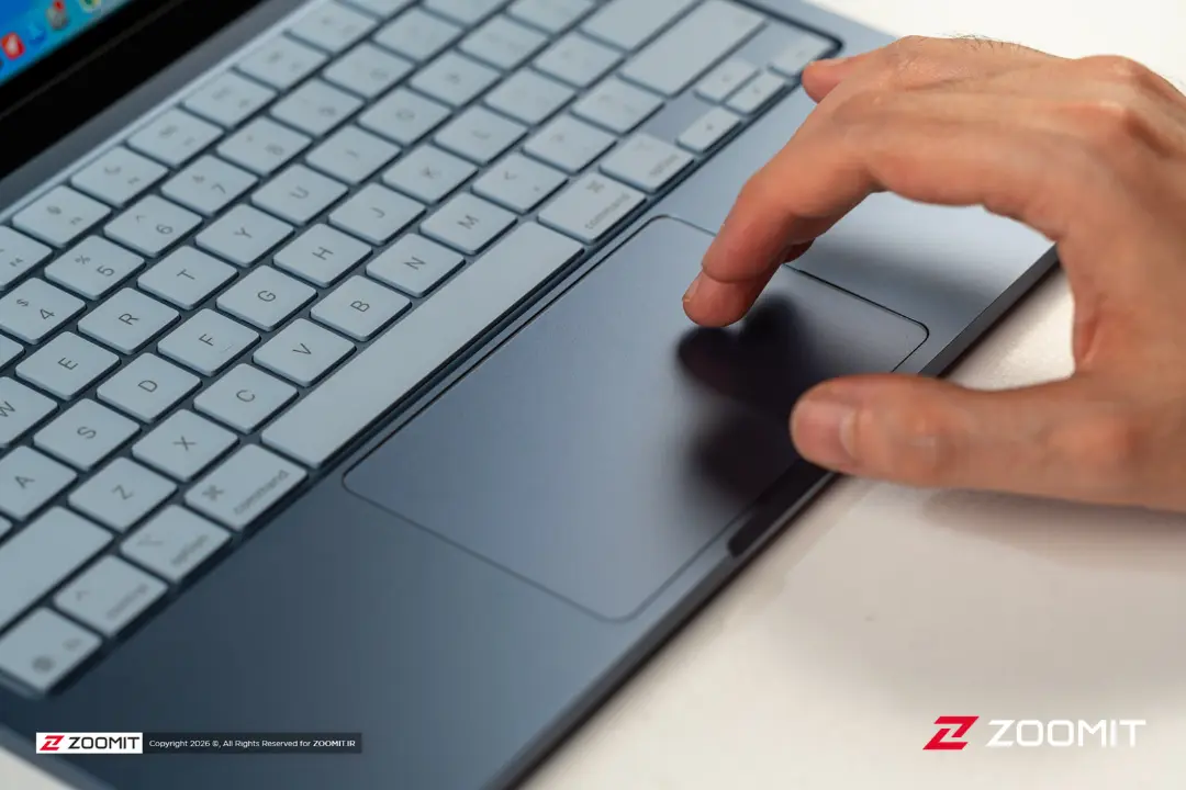 ترک‌پد و کیبورد لپ‌تاپ اپل مک‌بوک (Apple MacBook) در حال استفاده