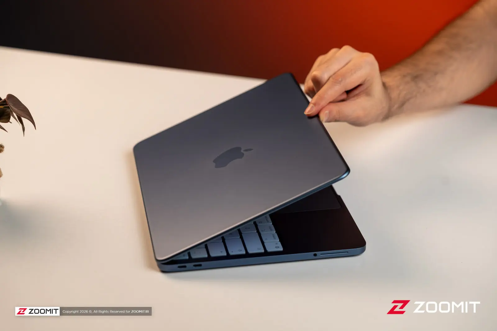 لپ‌تاپ مک‌بوک نئو (MacBook Neo) روی میز کار سفید