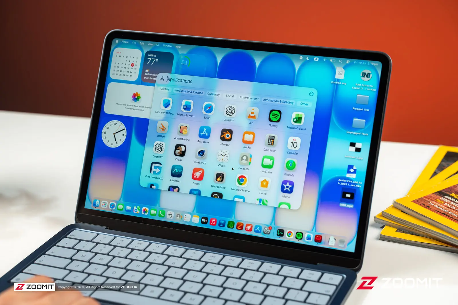 لپ‌تاپ اپل مک‌بوک نئو (Apple MacBook Neo) با صفحه نمایش روشن