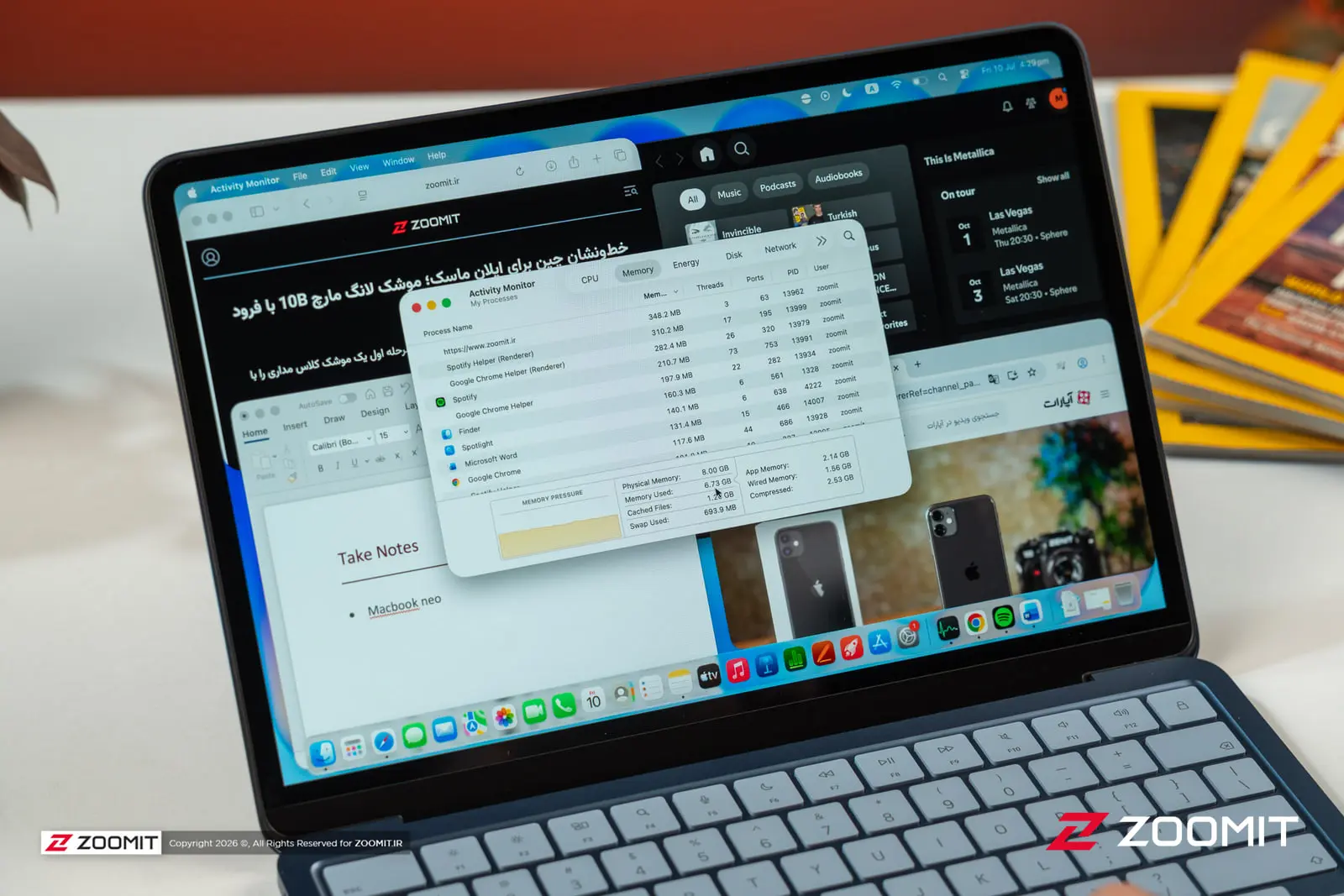 لپ‌تاپ اپل مک‌بوک نئو (Macbook Neo) با صفحه نمایش روشن و کیبورد آبی