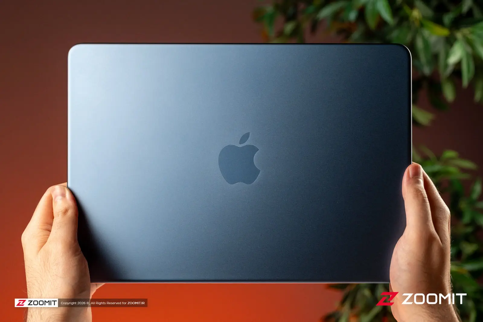 پشت لپ‌تاپ اپل مک‌بوک نئو (Apple MacBook Neo) با بدنه رنگ آبی