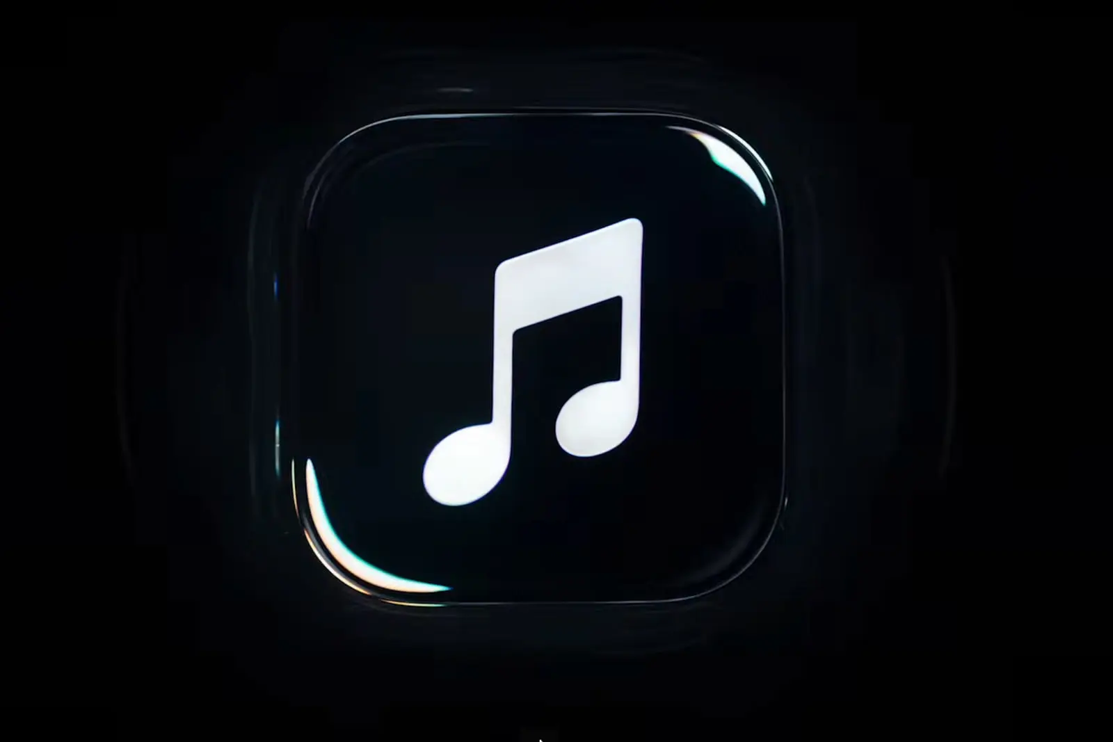 لوگوی اپل موزیک (Apple Music) با نماد نت موسیقی سفید بر زمینه سیاه