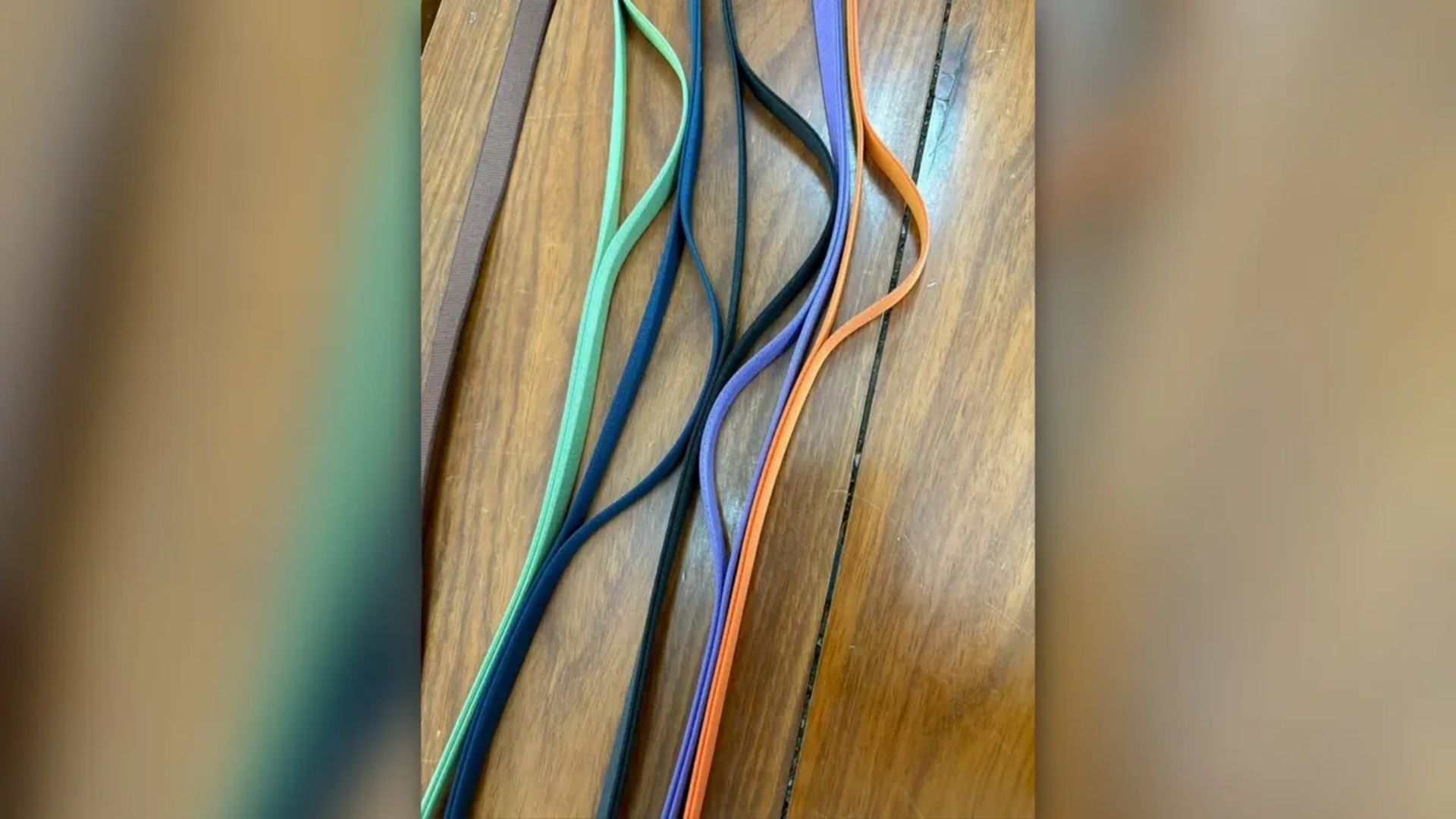 تصویر منتسب‌به بند Crossbody Strap آیفون ۱۷ در رنگ‌های مختلف