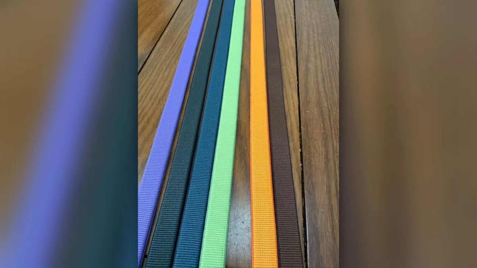 تصویر منتسب‌به بند Crossbody Strap آیفون ۱۷ در رنگ‌های مختلف