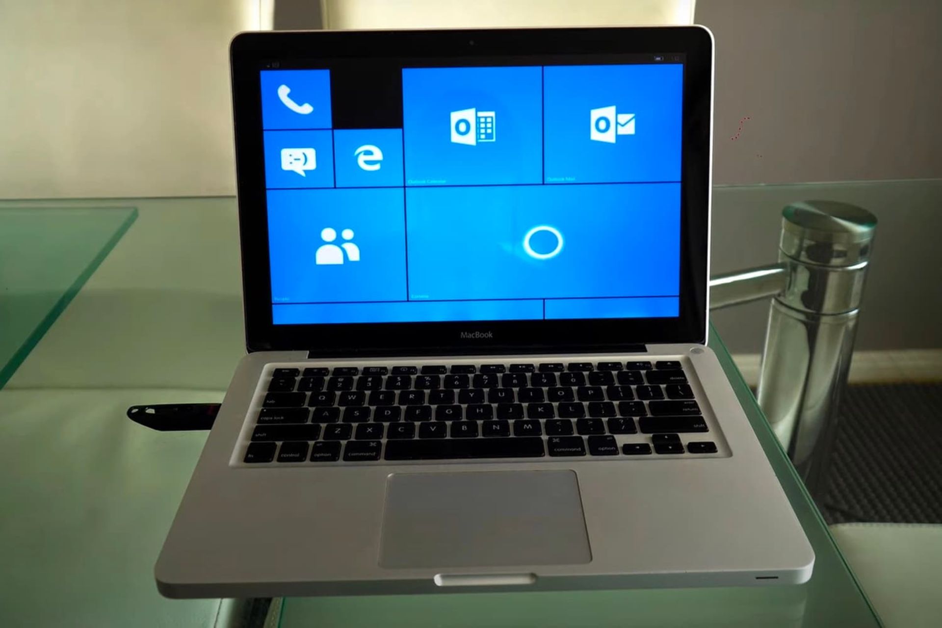 مک بوک قدیمی اپل در حال اجرای ویندوز فون مایکروسافت