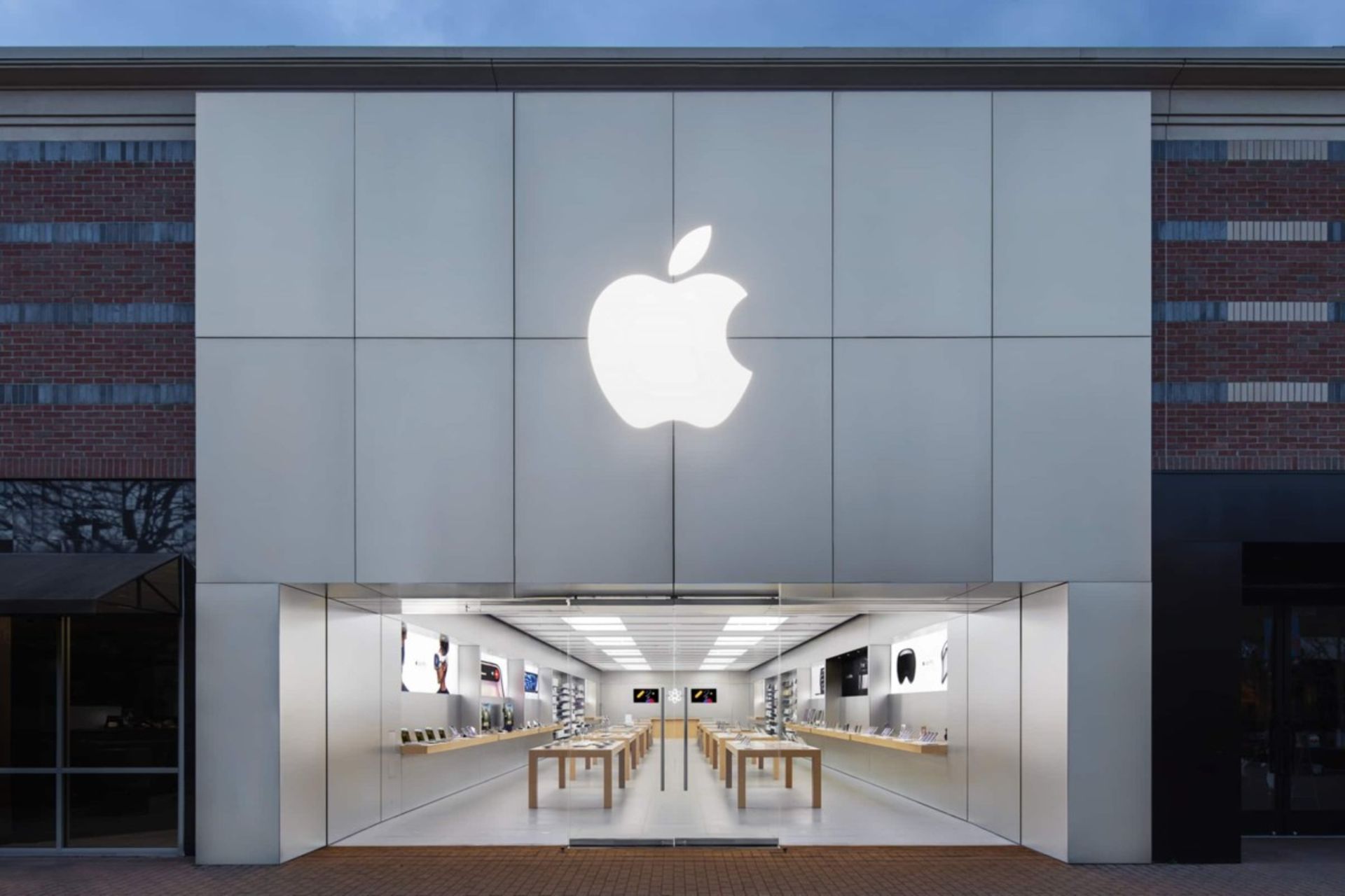 سر در فروشگاه اپل در دیترویت