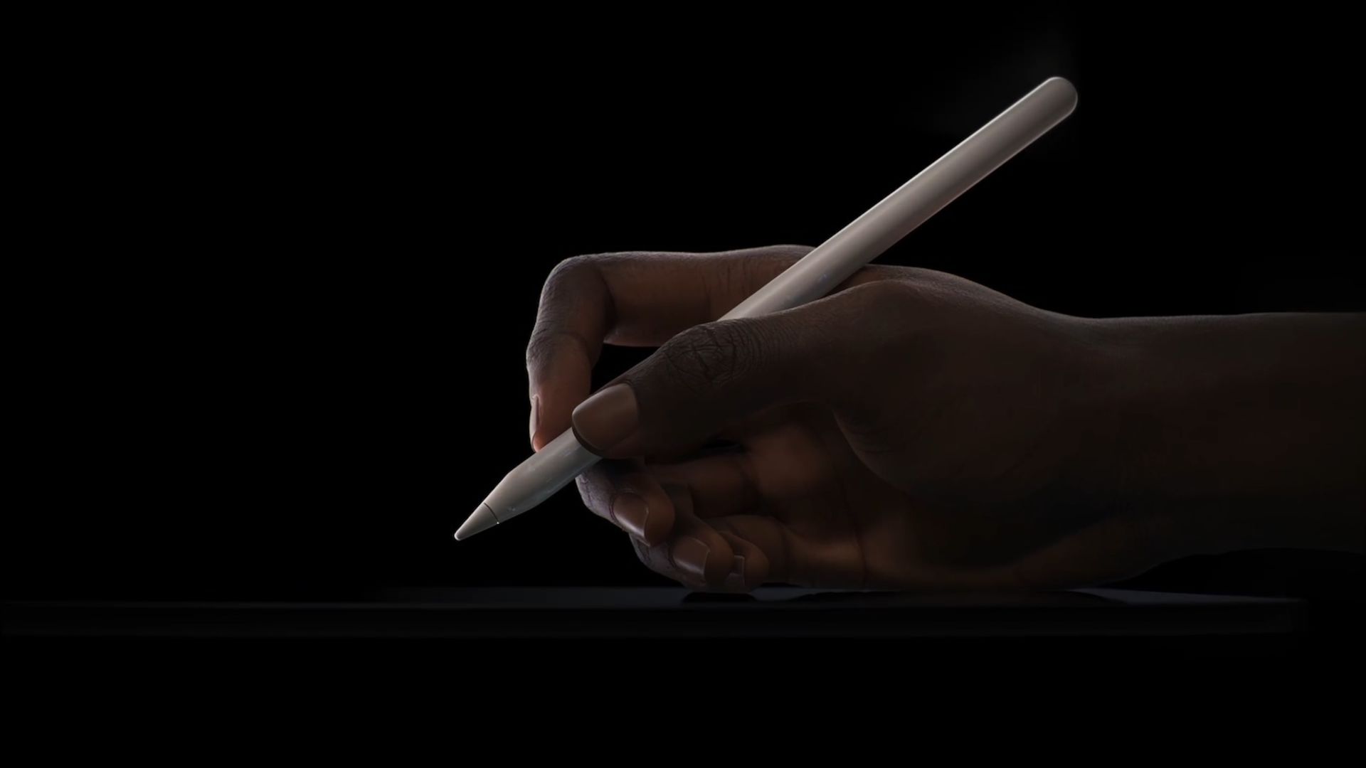 قلم اپل پنسل پرو در دست با زمینه مشکی