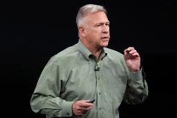 فیل شیلر / Phil Schiller رئیس اپ استور با لباس سبز در مراسم
