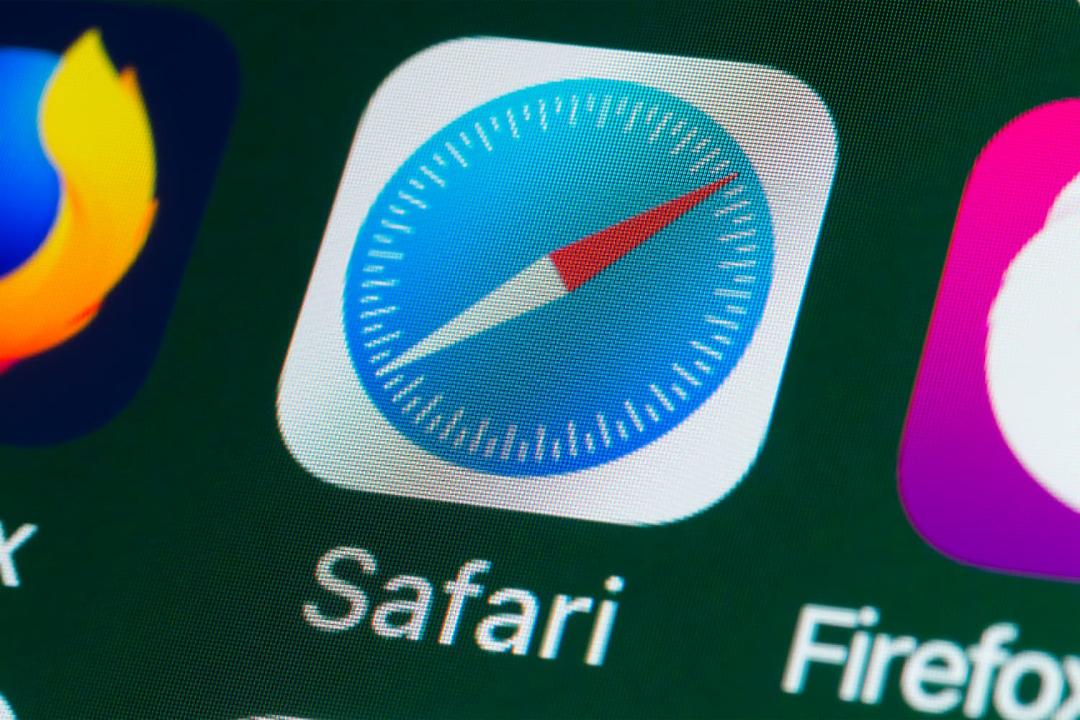 آیکون لوگو سافاری اپل / Apple Safari روی نمایشگر از نمای نزدیک