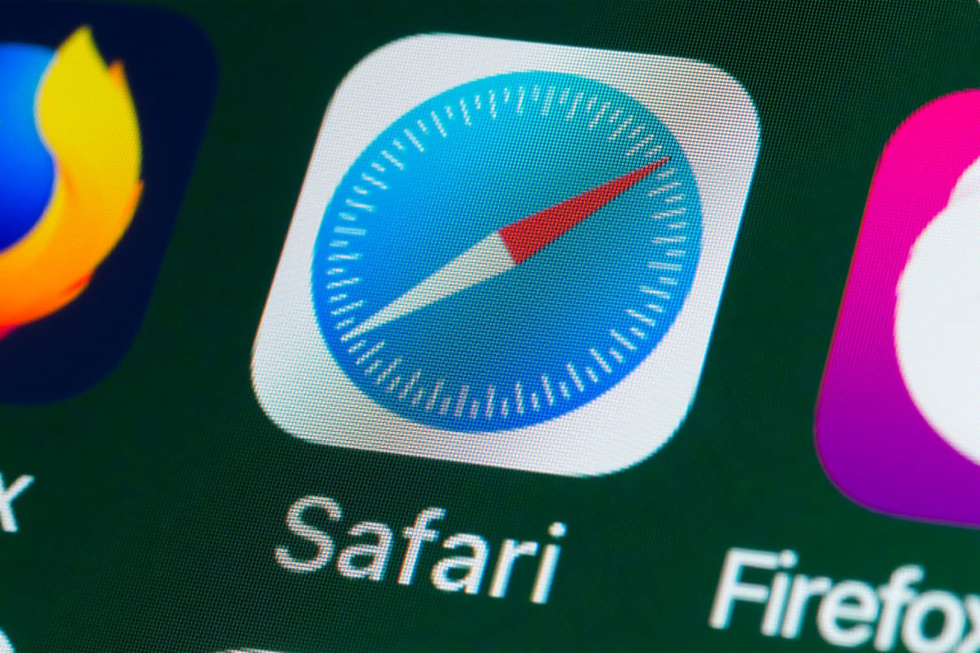 آیکون لوگو سافاری اپل / Apple Safari روی نمایشگر از نمای نزدیک