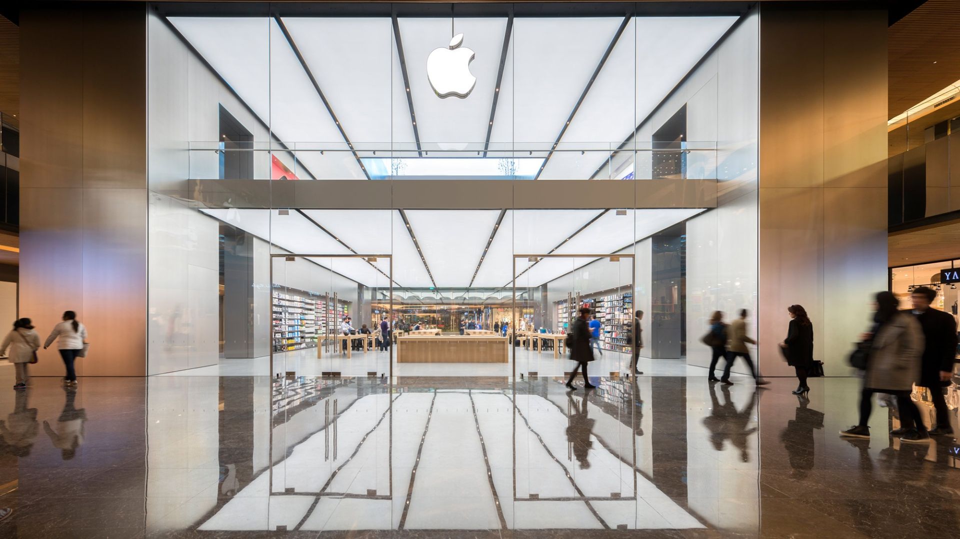 ورودی اپل استور استانبول در شب