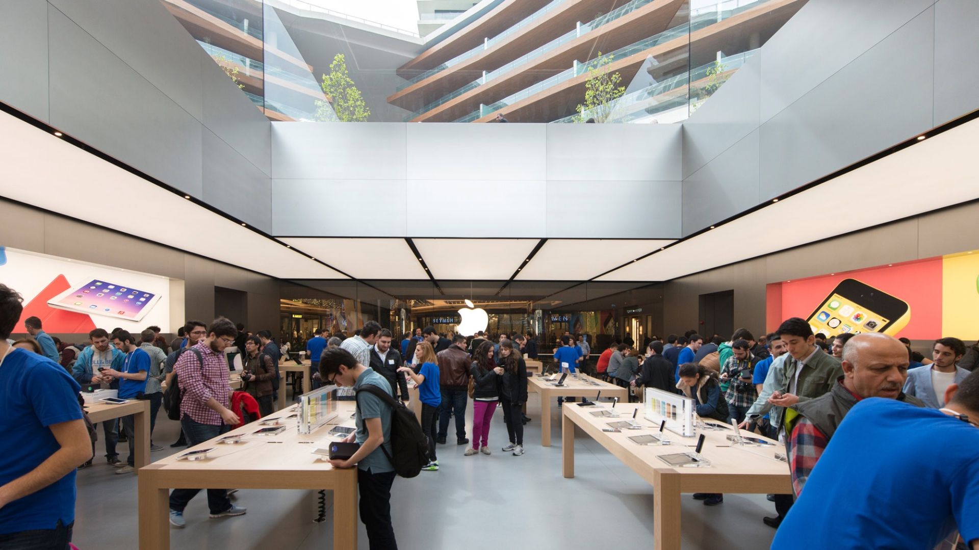 نمای داخل اپل استور استانبول