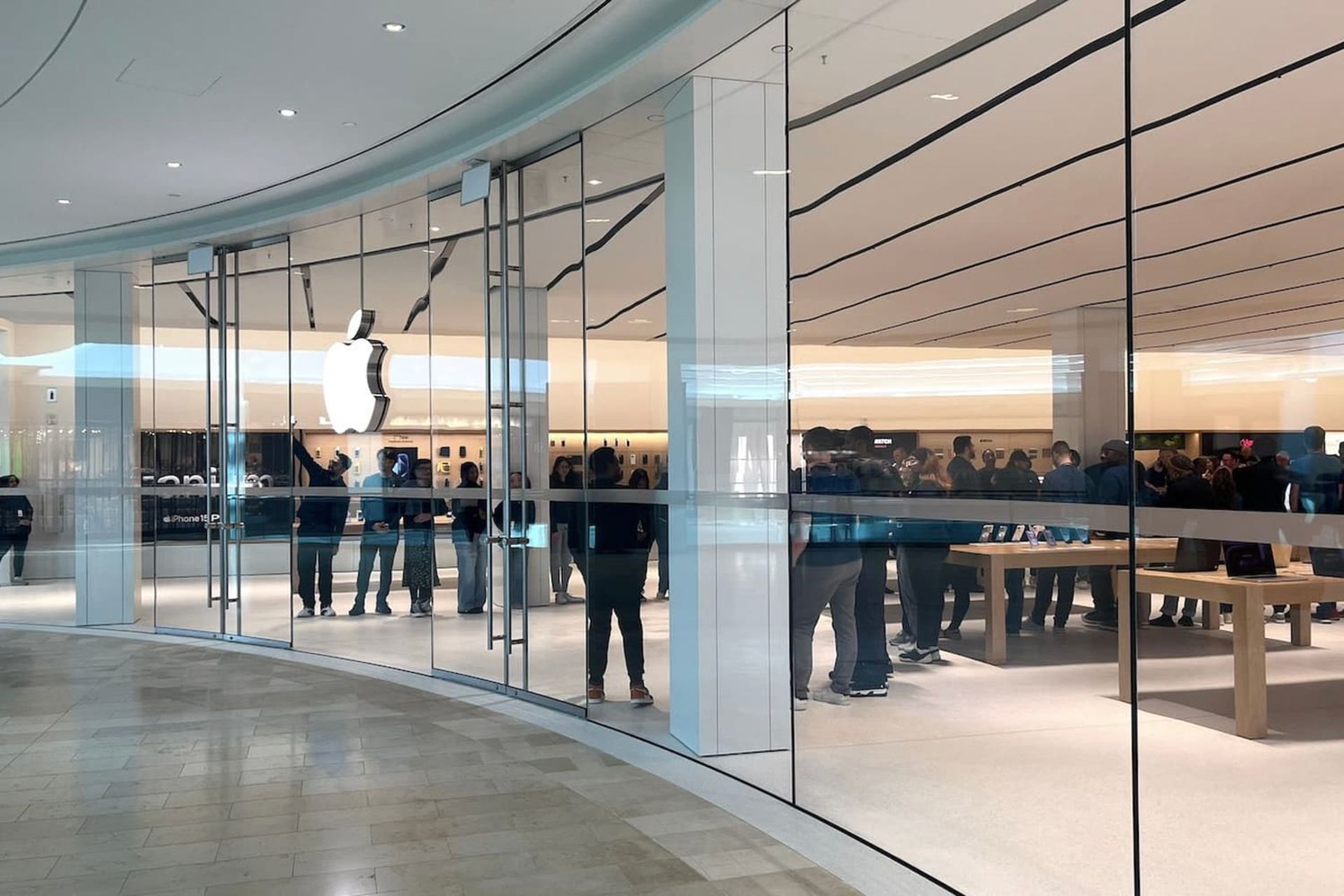 فروشگاه Apple Square One اپل در کانادا نمای خارجی