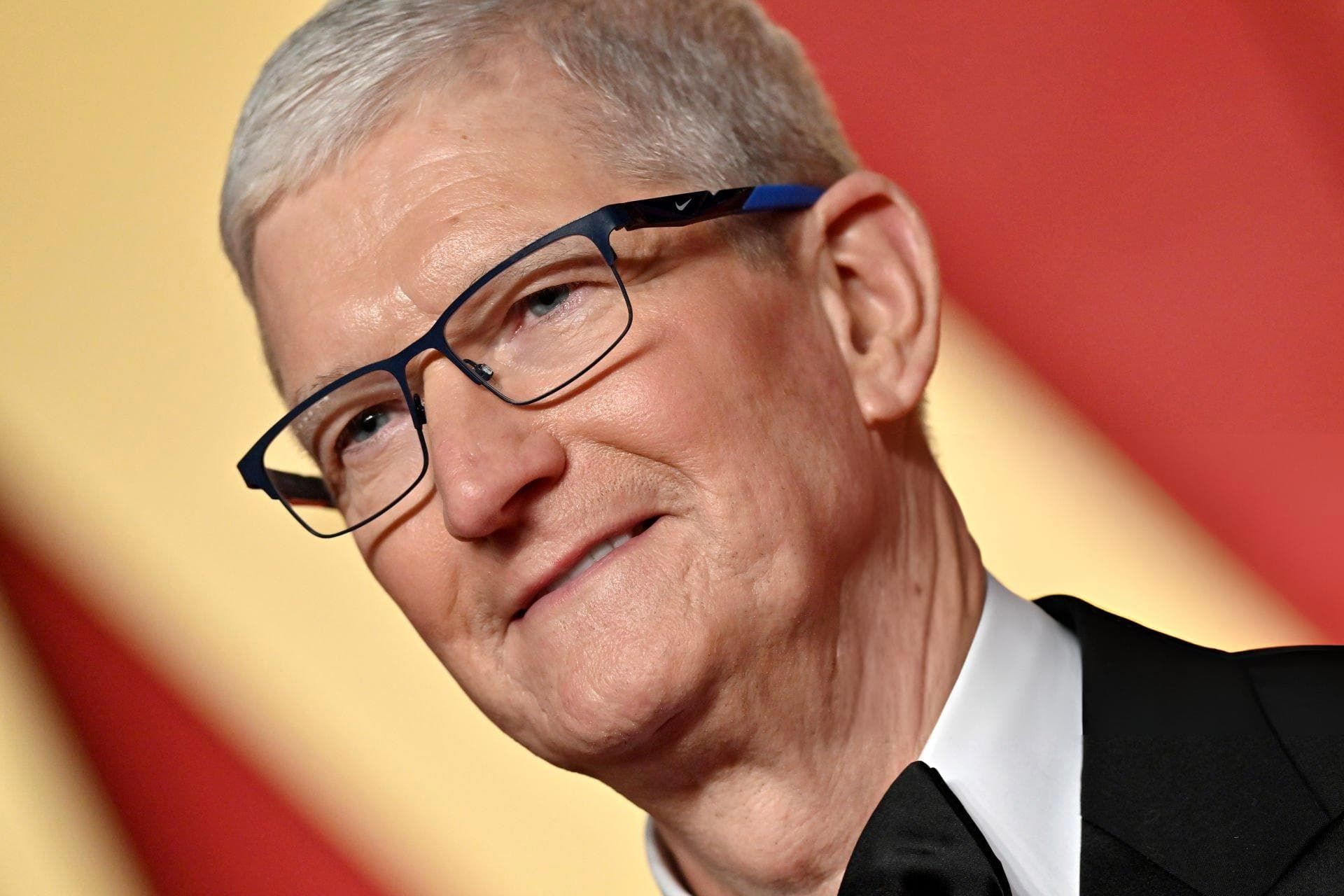 نمای نزدیک چهره تیم کوک / Tim Cook مدیرعامل اپل Apple خوشحال